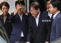 李在明拄拐杖出庭受审 面色憔悴