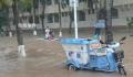 暴雨致海口内涝 大学生“划船”出行
