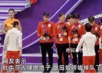 孙颖莎领奖时因为唠嗑掉队了 引发了观众们的欢乐和赞赏
