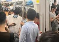 网友吐槽假期坐高铁动车像挤地铁 车上虽然有点拥挤但大家都很开心