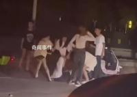 女子遭殴打扒衣:有打人者穿着校服