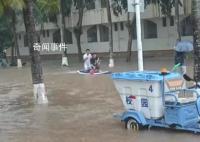 暴雨致海口内涝 大学生“划船”出行