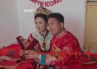 58岁头婚新郎接亲走红:不愿将就