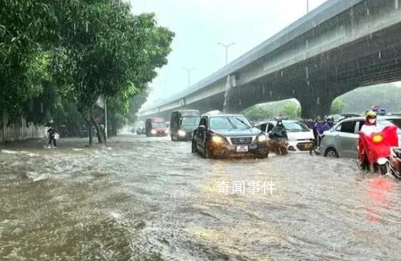 越南首都遭遇暴雨 目前防灾减灾部门已发出山体滑坡警告