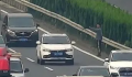 小伙被父母遗忘高速 车道拦车求助