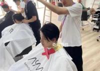 费立纬赛后真的去剪头发了 外国运动员也络绎不绝