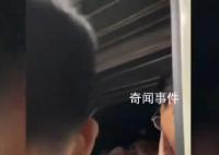 假期火车列车员被挤出“夹子音”