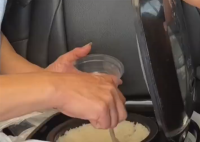 高速堵车饿肚子?有人车上带一锅饭菜