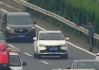 小伙被父母遗忘高速 车道拦车求助