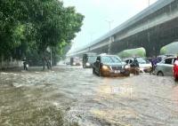 越南首都遭遇暴雨 目前防灾减灾部门已发出山体滑坡警告