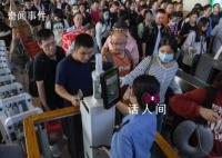 北京六里桥客运站候车大厅人头攒动