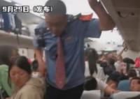 火车人多到列车员被挤出“夹子音” 列车员转身想走又走不动了