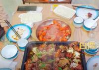 大学生付餐具费吃完饭将餐具带走 引发关注