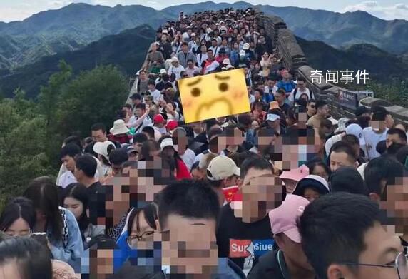 兵马俑都被挤得没地方站了 兵马俑馆内人群水泄不通