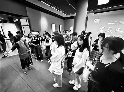 中国美术馆成网红打卡地 我们看完升旗就来中国美术馆排队了