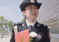 女儿把录警通知书带给牺牲父亲 引发了广泛的热议