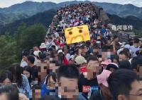 兵马俑都被挤得没地方站了 兵马俑馆内人群水泄不通