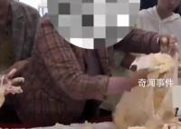 大妈徒手铲商场免费蛋糕装满塑料袋 工作人员：用手摸肯定不允许