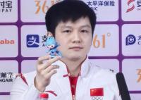 樊振东盲盒抽中乒乓球 樊振东王楚钦现场拆起了盲盒