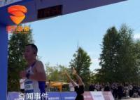 男子马拉松终点前倒立被反超 网友表示重在享受