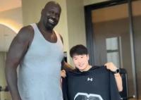 张伟丽把300多斤的奥尼尔一把抱起 一时在网络上引起热议