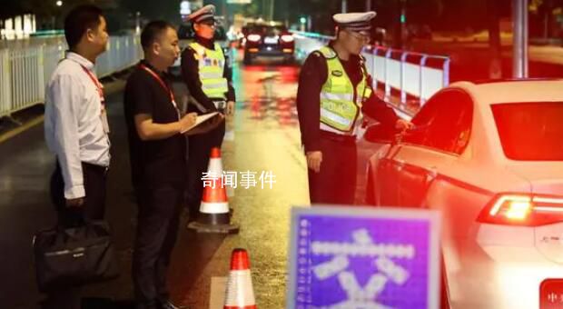 突击检查!正赌博公职人员拔腿就跑