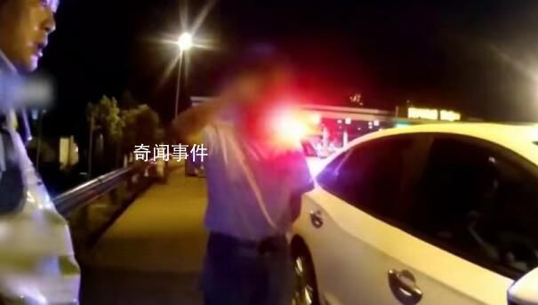 男子得知母亲去世崩溃交警帮代驾 交警得知后一路安静代驾护送两人驶出高速