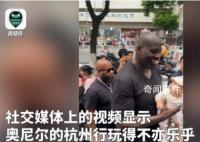 奥尼尔杭州街头骑电驴抱萌娃 在杭州玩得很开心