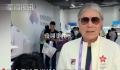 霍震霆在亚运村为孙子孙女采购 祝福中国香港队取得好成绩