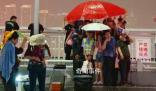 重庆大雨警察保安游客共撑一把伞