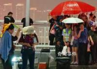 重庆大雨警察保安游客共撑一把伞
