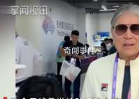 霍震霆在亚运村为孙子孙女采购 祝福中国香港队取得好成绩
