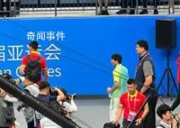 姚明双手插兜迎接胜利 中国男篮84:70击败韩国队晋级四强