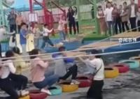 女子狂摇水上浮桥扶绳吓坏游客 吓得游客尖叫连连