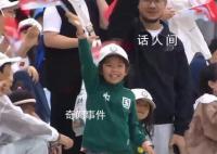 龙舟比赛看台现吴京同款运动服