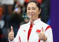 女篮姑娘把主帅郑薇高高抛起 感谢中国女篮