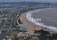 “小犬”登陆台湾 铁皮房被连根拔起