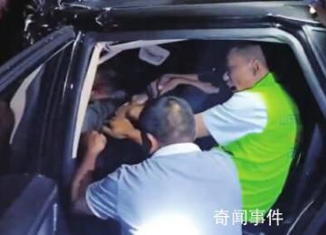 小车卡进货车尾部被拖至服务区 受困3人全部获救