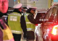 男子酒后叫代驾遇交警大方招呼 展现出了满满的正能量和底气