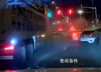 上海一渣土车失控致多车连环追尾 场面一片混乱