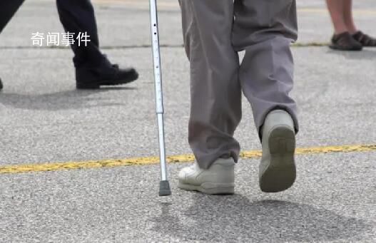 男孩海边落水超6天 父亲为找人腿走瘸