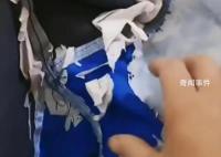 校服内掏出大把碎布?校方:谣言