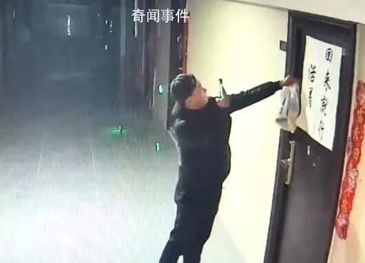 外卖员将外卖挂门上拍照片后拎走 有一种什么事都能让我遇到的无力感