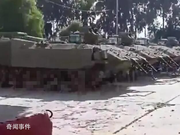 疑哈马斯占领以军事基地画面曝光 缴获装甲车与坦克的画面