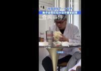 男子午饭自带plus版大包子 网友：本潍坊人开了眼了