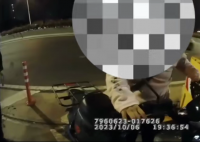 女子黑夜骑车误上高架吓得大哭 手足无措又急又怕