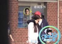 王岳伦疑似新恋情曝光 与一位年轻女孩一起从小区走出