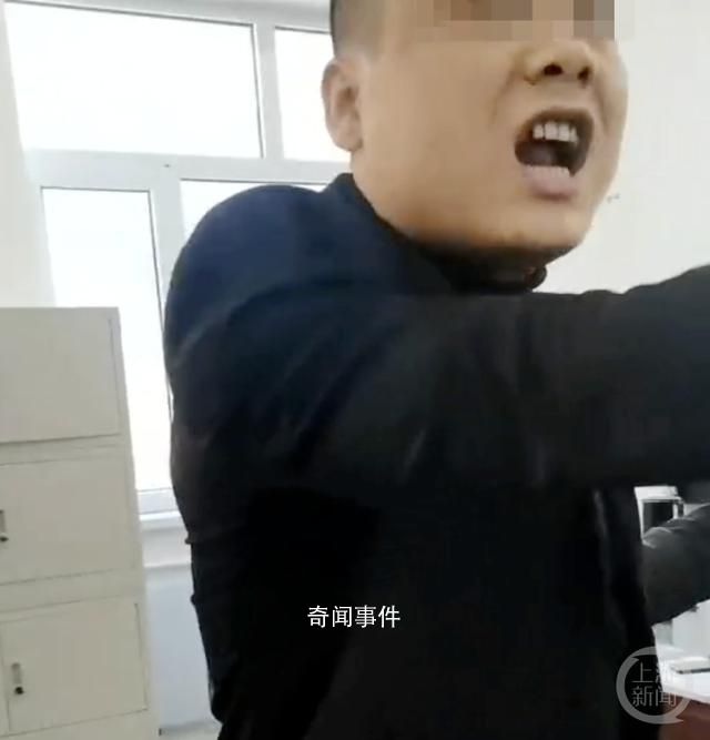 人社局人员拍桌子怒斥群众被清退 引发热议