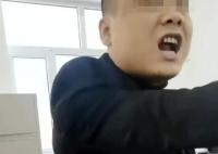 人社局人员拍桌子怒斥群众被清退 引发热议