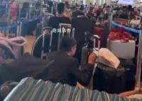 以首都机场遭袭民众趴地掩护 暂无人员伤亡的报告